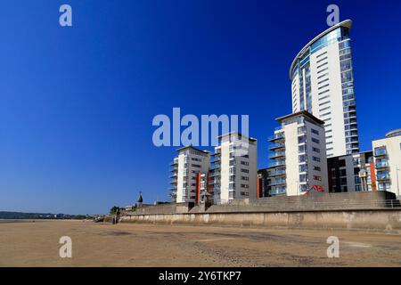 Apartments in Swansea Seafront and the Tower (am Meridian Quay), Swansea, South Wales, UK. Vom September 2024 Stockfoto