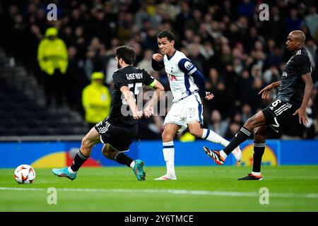 Brennan Johnson (Mitte) von Tottenham Hotspur erzielt das erste Tor des Spiels während des Spiels der UEFA Europa League im Tottenham Hotspur Stadium in London. Bilddatum: Donnerstag, 26. September 2024. Stockfoto