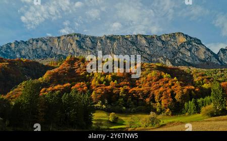 Archäologischer Naturpark Fiavé. Herbstlandschaft. Provinz Trient. Trentino Südtirol, Italien Stockfoto