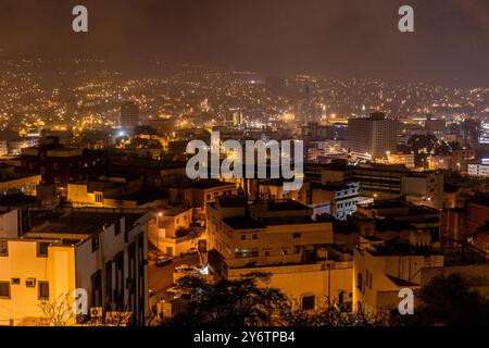 Nächtliche Luftaufnahme von Abha, Saudi-Arabien Stockfoto