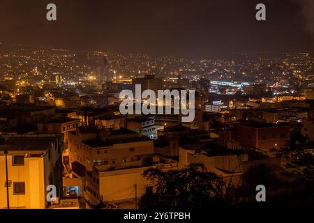 Nächtliche Luftaufnahme von Abha, Saudi-Arabien Stockfoto