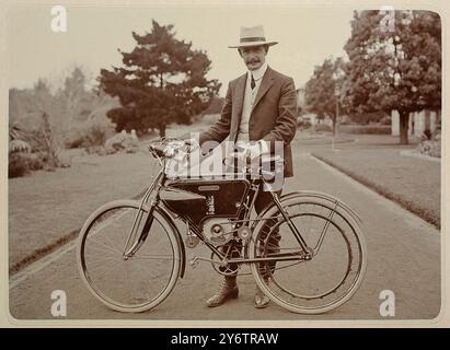 Herr im Anzug und Hut mit einem frühen Motosacoche-Motorrad, in NSW Australien, um 1900. Foto: Arthur D. Whitling Stockfoto