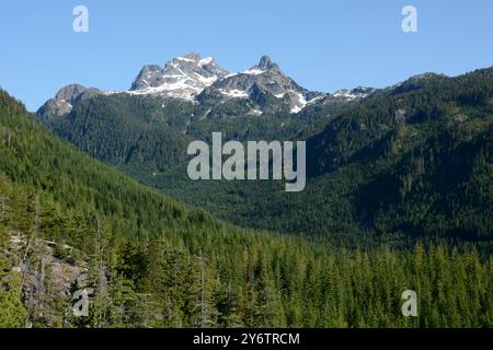 Der Sky Pilot Mountain und der Copilot Mountain in der Britannia Range der Coast Mountains oberhalb von Squamish, British Columbia, Kanada. Stockfoto