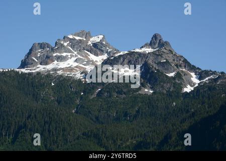 Der Sky Pilot Mountain und der Copilot Mountain in der Britannia Range der Coast Mountains oberhalb von Squamish, British Columbia, Kanada. Stockfoto