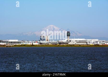 Vancouver International Airport (YVR), Mount Baker und der Pazifik vom Iona Jetty aus gesehen, Iona Beach Regional Park, British Columbia, Kanada. Stockfoto