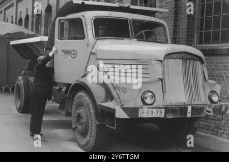 EIN TRUCK, DER AM 10. SEPTEMBER 1961 VON OST NACH WEST BERLIN DURCHGESPRENGT WURDE Stockfoto