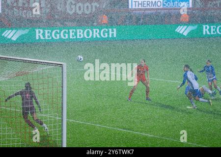 Enschede, Niederlande. September 2024. ENSCHEDE, Stadion de Grolsch Veste, 26.09.2024, Saison 2024/2025, UEFA Women Champions League Qualifikation. Während des Spiels Twente - Osijek (Frauen), Heavy Rain Credit: Pro Shots/Alamy Live News Stockfoto