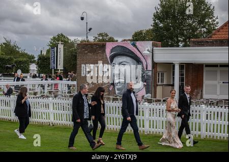 Newmarket, Großbritannien. September 2024. Rennfahrer, die am ersten Tag des Cambridgeshire Meetings auf der Newmarket Racecourse ankommen. Das Cambridgeshire Meeting findet an drei Tagen auf den Newmarket Racecourses statt und ist eines der wichtigsten Veranstaltungen der Herbstsaison. Quelle: SOPA Images Limited/Alamy Live News Stockfoto