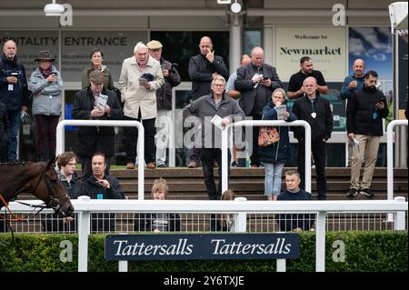 Newmarket, Großbritannien. September 2024. Rennfahrer beobachten die Pferde im Paradering. Das Cambridgeshire Meeting findet an drei Tagen auf den Newmarket Racecourses statt und ist eines der wichtigsten Veranstaltungen der Herbstsaison. Quelle: SOPA Images Limited/Alamy Live News Stockfoto