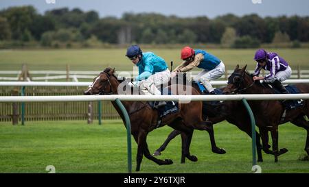 Newmarket, Großbritannien. September 2024. OISIN Murphy Riding Waco Kid gewinnt die Tattersalls Stakes. Das Cambridgeshire Meeting findet an drei Tagen auf den Newmarket Racecourses statt und ist eines der wichtigsten Veranstaltungen der Herbstsaison. Quelle: SOPA Images Limited/Alamy Live News Stockfoto