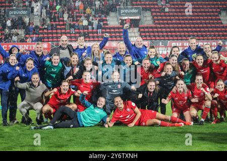 Enschede, Niederlande. September 2024. Enschede, Niederlande, 26. September 2024: Spieler des FC Twente feiern nach dem Gewinn des Fußballspiels der UEFA Women's Champions League Runde 2 zwischen dem FC Twente und Osijek in de Grolsch Veste in Enschede, Niederlande. (Leiting Gao/SPP) Credit: SPP Sport Press Photo. /Alamy Live News Stockfoto