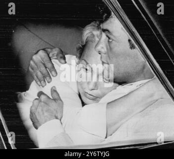 JANET LEIGH MIT TONY CURTIS KONSOLEN EHEFRAU IN LOS ANGELES NACH DEM TOD IHRES VATERS / 14. AUGUST 1961 Stockfoto