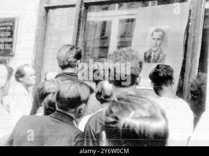 RAUMFAHRT MOSCUVITES SCHAUEN SIE SICH DAS FOTO VON TITOV AN, DIE ANKÜNDIGUNG DES FLUGES 6. AUGUST 1961 Stockfoto