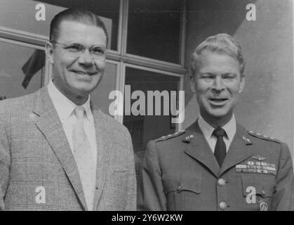 ROBERT MCNAMARA MIT GENERAL LAUIR LAURIS NORSTAD IN PARIS / 23. JULI 1961 Stockfoto