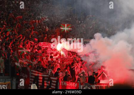 Rom, Italien. September 2024. Die Fans des Athletic Club erleuchten während des Fußballspiels der UEFA Europa League zwischen Roma und Athletic Club im Olympiastadion. Quelle: Riccardo De Luca - Update Images/Alamy Live News Stockfoto