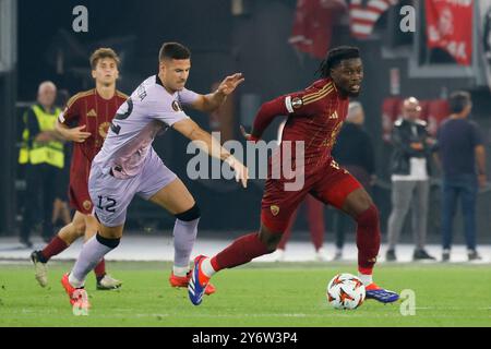 Rom, Italien. September 2024. Manu Kone, rechts von Roma, wird von Gorka Guruzeta vom Athletic Club während des Fußballspiels der UEFA Europa League zwischen Roma und Athletic Club im Olympiastadion verfolgt. Quelle: Riccardo De Luca - Update Images/Alamy Live News Stockfoto