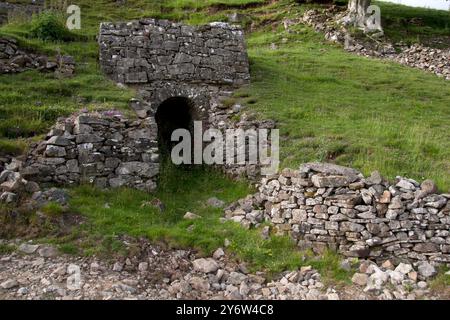 Kalköfen und alte Minen an der B6270 Straße von Keld nach Kirby Stephen, Swaledale, Yorkshire Dales, England Stockfoto