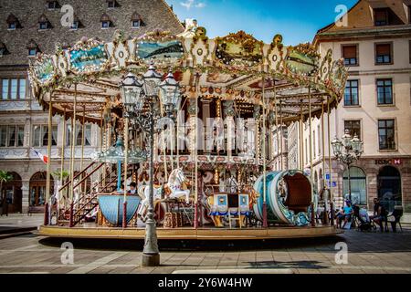 Dies ist das Karussell des Place Gutenberg in Straßburg, Frankreich. Stockfoto