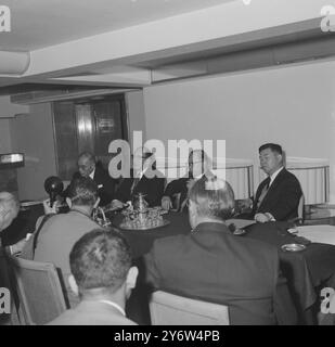 DIE JAPANISCHEN POLITIKER ZENTARO KOSAKA UND KATSUMI OHNO UND INTERPETER SHIMANO UCHI IN LONDON / 6. JULI 1961 Stockfoto