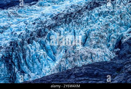 Nahaufnahme der zerklüfteten Gletscherlandschaft des Harvard Glacier im College Fjord Stockfoto