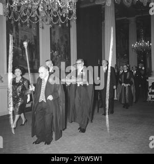 ROTE ROSE AUF EINEM KÖNIGSBLAUEN KISSEN - CHARLES TISSHAM / 22. JUNI 1961 Stockfoto