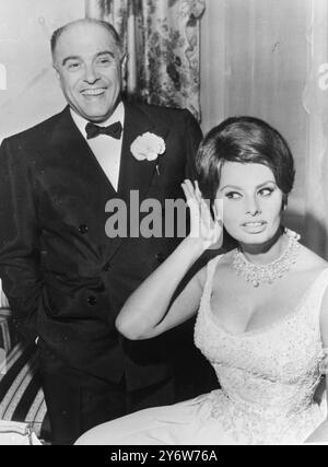 SCHAUSPIELERIN SOPHIA LOREN MIT EHEMANN CARLO PONTI / 11. JUNI 1961 Stockfoto