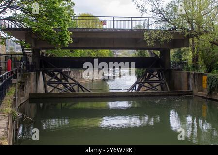 24. April 24 Blick auf das Pulteney Weir Hochwassertor und die Fußbrücke auf dem Fluss Avon in Bath Somerset, England. Stockfoto