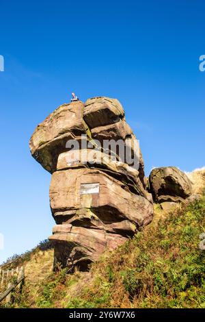 Man steht auf den Hanging Stones, einer Felsformation auf der Roaches Ridge Staffordshire bei Danebridge im English Peak District National Park Stockfoto