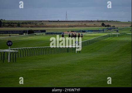 Newmarket, Großbritannien. September 2024. Läufer treten in der Federation of Bloodstock Agents Nursery Handicap Stakes an. Das Cambridgeshire Meeting findet an drei Tagen auf den Newmarket Racecourses statt und ist eines der wichtigsten Veranstaltungen der Herbstsaison. (Foto: David Tramontan/SOPA Images/SIPA USA) Credit: SIPA USA/Alamy Live News Stockfoto