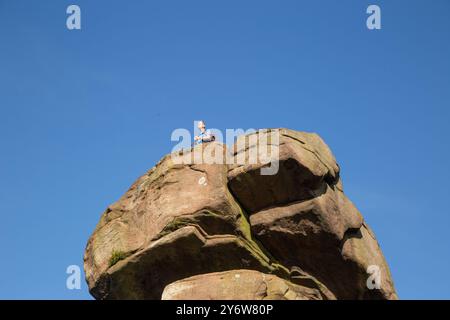 Man steht auf den Hanging Stones, einer Felsformation auf der Roaches Ridge Staffordshire bei Danebridge im English Peak District National Park Stockfoto