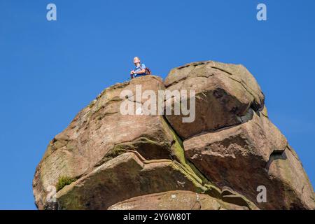 Man steht auf den Hanging Stones, einer Felsformation auf der Roaches Ridge Staffordshire bei Danebridge im English Peak District National Park Stockfoto