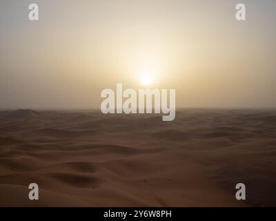 Sonnenuntergang im Sandsturm in Erg Chegaga, Marokko Stockfoto