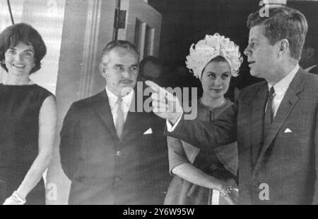 US-PRÄSIDENT JOHN F. KENNEDY MIT PRINZ RAINIER UND PRINZESSIN GRACE VON MONACO AM 24. MAI 1961 IN WASHINGTON Stockfoto