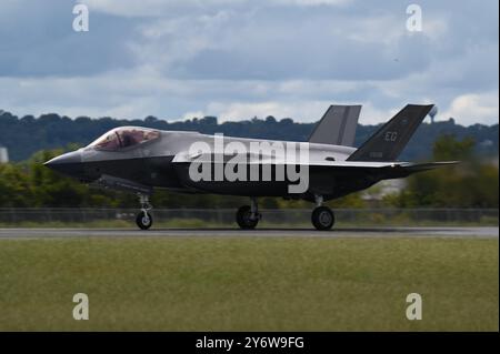 Eine F-35A Lightning II startet während einer Agile Combat Employment Übung auf der Ebbing Air National Guard Base, Arkansas, 16. September 2024. Das Hauptziel der Ebbing ACE-Übung bestand darin, die Agilität, Bereitschaft und Widerstandsfähigkeit der Streitkräfte des 33. Kampfflugzeugs durch vereinzelte Operationen und einen schnellen Einsatz zu verbessern. (Foto der U.S. Air Force von Senior Airman Abigail Duell) Stockfoto