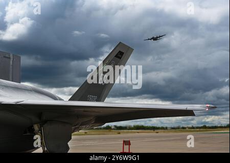 Eine C-130 Hercules fliegt über einer F-35A Lightning II auf der Ebbing Air National Guard Base, Arkansas, 16. September 2024. Die 60th Fighter Squadron führte eine ACE-Übung bei Ebbing ANGB durch, um die Bereitschaft für das Foreign Military Sales Programm zu gewährleisten. (Foto der U.S. Air Force von Senior Airman Abigail Duell) Stockfoto