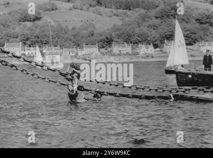 DEMONSTRATION ANTI POLARIS ARDNADAM PIER VERSUCH KLETTERN ANKERKETTE 21. MAI 1961 Stockfoto