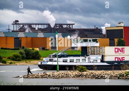 ThyssenKrupp Steel Stahlwerk Duisburg-Bruckhausen, thyssenkrupp Steel Europe AG, Warmbandwerk II Rhein, Frachtschiff Duisburg, NRW, Deutschland ThyssenKrupp Stahlwerk *** thyssenkrupp Stahlwerk Duisburg Bruckhausen, thyssenkrupp Steel Europe AG, Warmbandwerk II Rhein, Frachtschiff Duisburg, NRW, Deutschland thyssenkrupp Stahlwerk Stockfoto