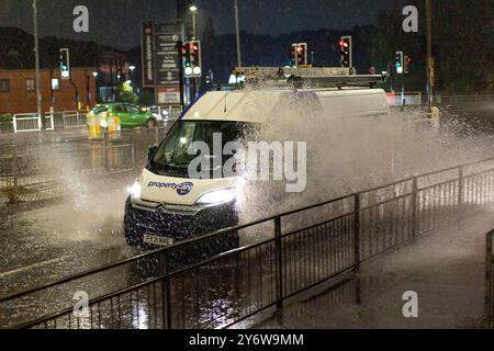 Kidderminster, Großbritannien, 26. September 2024. Wetter in Großbritannien: Konstante starke Regenfälle verursachen Sturzfluten in den Midlands. Der Verkehr verlangsamt sich bis zu einem Krabbeln an einer stark befahrenen Kreuzung in Kidderminster, da Sturzwasser zu viel ist, um die Straßenabflüsse zu bewältigen. Quelle: Lee Hudson/Alamy Live News Stockfoto