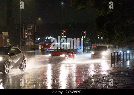 Kidderminster, Großbritannien, 26. September 2024. Wetter in Großbritannien: Konstante starke Regenfälle verursachen Sturzfluten in den Midlands. Der Verkehr verlangsamt sich bis zu einem Krabbeln an einer stark befahrenen Kreuzung in Kidderminster, da Sturzwasser zu viel ist, um die Straßenabflüsse zu bewältigen. Quelle: Lee Hudson/Alamy Live News Stockfoto