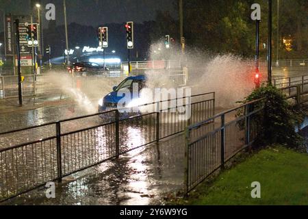 Kidderminster, Großbritannien, 26. September 2024. Wetter in Großbritannien: Konstante starke Regenfälle verursachen Sturzfluten in den Midlands. Der Verkehr verlangsamt sich bis zu einem Krabbeln an einer stark befahrenen Kreuzung in Kidderminster, da Sturzwasser zu viel ist, um die Straßenabflüsse zu bewältigen. Quelle: Lee Hudson/Alamy Live News Stockfoto