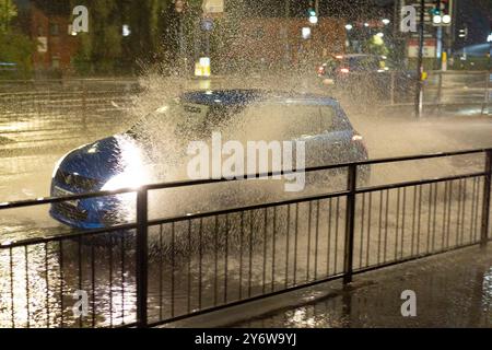 Kidderminster, Großbritannien, 26. September 2024. Wetter in Großbritannien: Konstante starke Regenfälle verursachen Sturzfluten in den Midlands. Der Verkehr verlangsamt sich bis zu einem Krabbeln an einer stark befahrenen Kreuzung in Kidderminster, da Sturzwasser zu viel ist, um die Straßenabflüsse zu bewältigen. Quelle: Lee Hudson/Alamy Live News Stockfoto