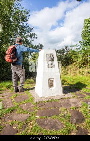 Trig Point der Ordinance Survey auf dem höchsten Punkt des Cheshire Long Distance Fußweges, dem Sandstone Trail, dem Gipfel des Rawhead auf den bickerton Hills Stockfoto