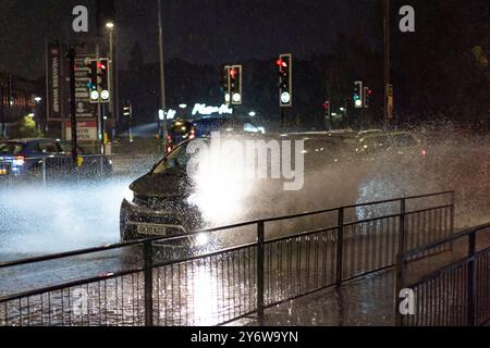 Kidderminster, Großbritannien, 26. September 2024. Wetter in Großbritannien: Konstante starke Regenfälle verursachen Sturzfluten in den Midlands. Der Verkehr verlangsamt sich bis zu einem Krabbeln an einer stark befahrenen Kreuzung in Kidderminster, da Sturzwasser zu viel ist, um die Straßenabflüsse zu bewältigen. Quelle: Lee Hudson/Alamy Live News Stockfoto