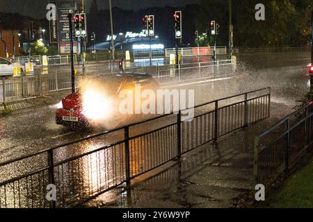 Kidderminster, Großbritannien, 26. September 2024. Wetter in Großbritannien: Konstante starke Regenfälle verursachen Sturzfluten in den Midlands. Der Verkehr verlangsamt sich bis zu einem Krabbeln an einer stark befahrenen Kreuzung in Kidderminster, da Sturzwasser zu viel ist, um die Straßenabflüsse zu bewältigen. Quelle: Lee Hudson/Alamy Live News Stockfoto