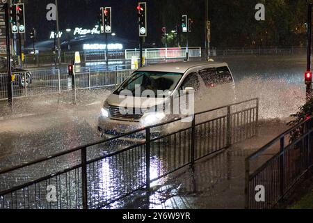 Kidderminster, Großbritannien, 26. September 2024. Wetter in Großbritannien: Konstante starke Regenfälle verursachen Sturzfluten in den Midlands. Der Verkehr verlangsamt sich bis zu einem Krabbeln an einer stark befahrenen Kreuzung in Kidderminster, da Sturzwasser zu viel ist, um die Straßenabflüsse zu bewältigen. Quelle: Lee Hudson/Alamy Live News Stockfoto