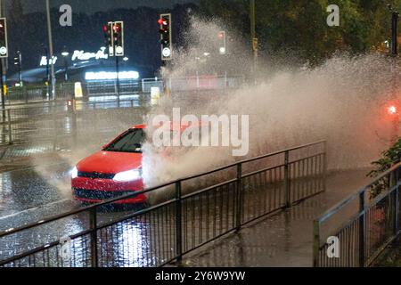 Kidderminster, Großbritannien, 26. September 2024. Wetter in Großbritannien: Konstante starke Regenfälle verursachen Sturzfluten in den Midlands. Der Verkehr verlangsamt sich bis zu einem Krabbeln an einer stark befahrenen Kreuzung in Kidderminster, da Sturzwasser zu viel ist, um die Straßenabflüsse zu bewältigen. Quelle: Lee Hudson/Alamy Live News Stockfoto