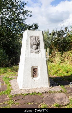 Trig Point der Ordinance Survey auf dem höchsten Punkt des Cheshire Long Distance Fußweges, dem Sandstone Trail, dem Gipfel des Rawhead auf den bickerton Hills Stockfoto