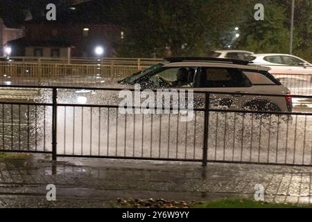 Kidderminster, Großbritannien, 26. September 2024. Wetter in Großbritannien: Konstante starke Regenfälle verursachen Sturzfluten in den Midlands. Der Verkehr verlangsamt sich bis zu einem Krabbeln an einer stark befahrenen Kreuzung in Kidderminster, da Sturzwasser zu viel ist, um die Straßenabflüsse zu bewältigen. Quelle: Lee Hudson/Alamy Live News Stockfoto