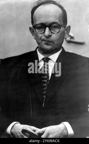 RECHT UND ORDNUNG ADOLF EICHMANN GRIMACES WÄHREND DES PROZESSES IN JERUSALEM AM 16. MAI 1961 Stockfoto