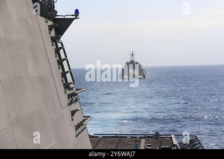 Die USS Kansas City (LCS 22) mit den Seeleuten der USS Savannah (LCS 28) segelt am 18. September 2024 im Pazifischen Ozean zusammen mit dem Independence-Variante-Kampfschiff USS Montgomery (LCS 8). Kansas City ist im US 3rd Fleet Area unterwegs und führt Surface Warfare Advanced Tactical Training (SWATT) durch. SWATT ist die erste taktische Trainingsübung der Oberflächeneinheit, die die Kampffähigkeit und taktische Fähigkeiten in allen Bereichen erhöht. (U.S. Navy Foto von Lieutenant Stockfoto